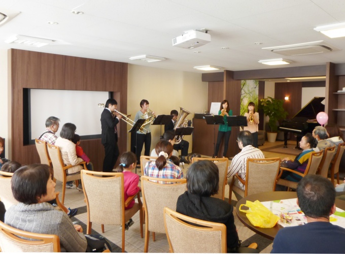 音楽会では管楽器による演奏が行なわれた