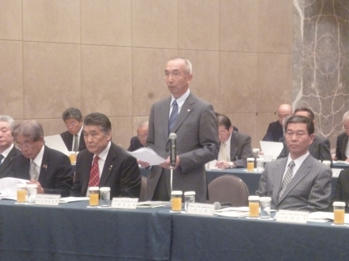総会の冒頭、「一般消費者に対する適切な不動産情報提供と、不動産広告に対する信頼性の向上および不動産取引の公正化を目指していく」と挨拶した植木会長