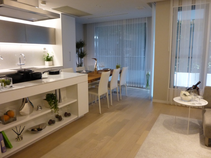 500万円。チーク材の床や和紙の壁紙など素材にこだわったほか、変形リビングの一部をサンルームとするなど、遊び心も取り入れた