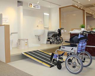店舗内で実際に車いすを使って住宅設備機器を体感できる