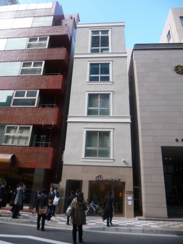 銀座2丁目に竣工した「「2×4木造耐火建築5階建て」(中央)外観