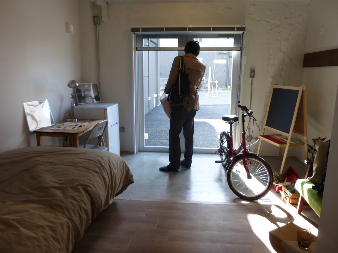 1号棟1階に位置するガレージ付き部屋。部屋の半分が土間となっており、作業スペースに活用できる