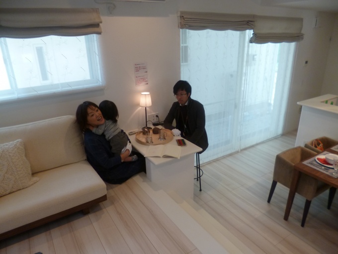 最優秀プランの住まいでは、段差を付けてリビングを設け、その段差に腰掛けられるようにしたほか、リビング下には大容量の収納を設けた。キッチンもアイランド型とし、子どもとのコミュニケーションをとりながら調理などができるようになっている