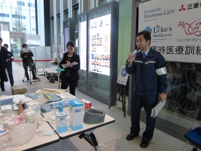 医療備蓄や災害時医療連携体制について説明する三菱地所(株)街ブランド企画部参事の澤部 光太郎氏