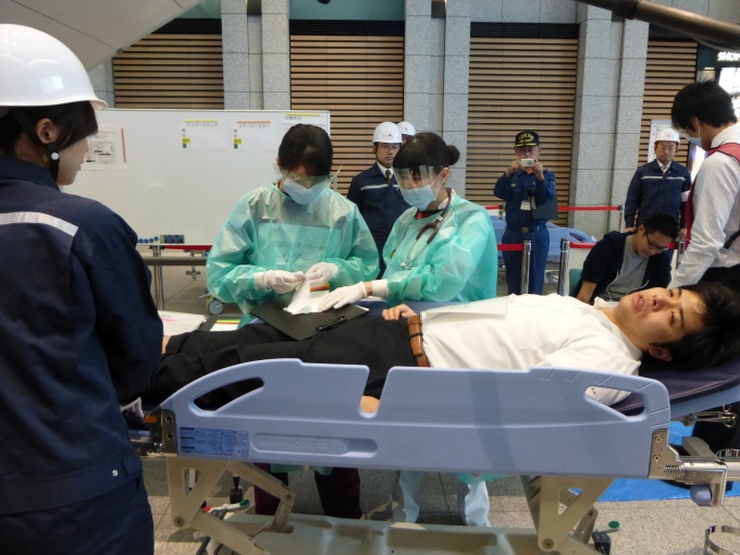 搬送された要救護者に対して、医師らが瞬時にトリアージしていく様子
