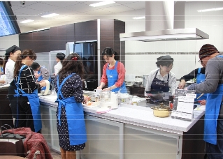 「新春おもてなし御膳」をテーマに正月料理9品を調理