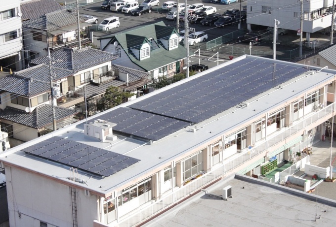 園舎屋上に太陽光パネルを設置