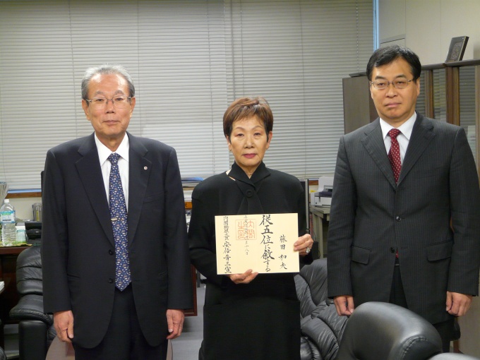 左から伊藤 博全宅連会長、藤田雅子夫人、佐々木 基国土交通省土地・建設産業局長