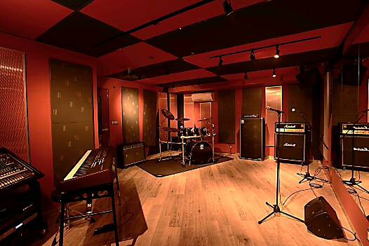 16.8畳タイプの音楽スタジオ。完全防音、各楽器完備で、入居者は無料で利用できる