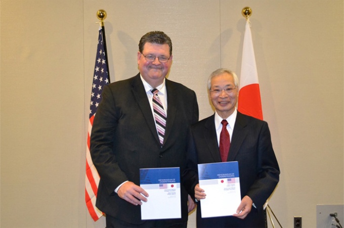 ジニーメイの総裁のテオドール・トーザ氏(左)と住宅金融支援機構理事長の宍戸信哉氏