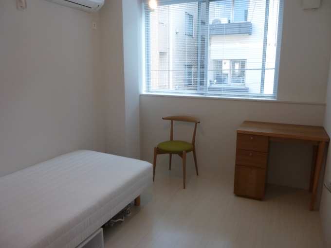 シェアハウスの専有部。部屋ごとに机・イスなどの家具は異なる