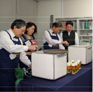 役員によるビール給仕の様子