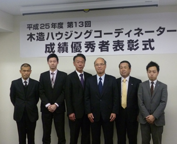 表彰式の様子。同協会専務理事・熊 建夫氏(右から3番目)と表彰された成績優秀者上位5名