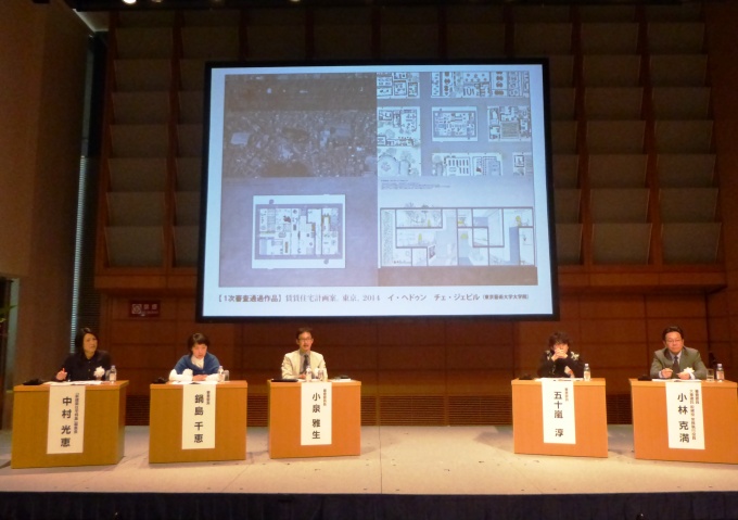 2次審査に引き続き、審査員が登壇しての公開審査が行なわれた(写真は公開審査の様子)