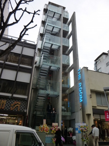 「TheRoom神楽坂」外観。「THE ROOM」の切り文字で仕上げたブルーの電飾看板がアクセントに