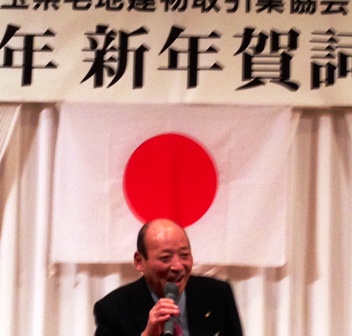 「不動産業界にも春の風が訪れている。今年も業界を盛り上げていきたい」などと抱負を語る堀越支部長