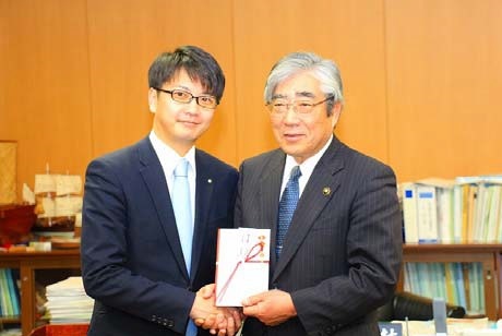 宮城県石巻市の亀山 紘市長(右)と、すてきナイスグループ(株)の平田 潤一郎取締役(左)