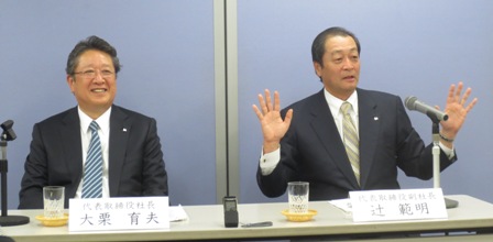 「新しい長谷工を後輩たちに引き継ぐのが私の仕事。おもてなしの精神で、ストックビジネスを伸ばしていく」などと抱負を語る、辻次期社長(写真右)。左は、大栗現社長