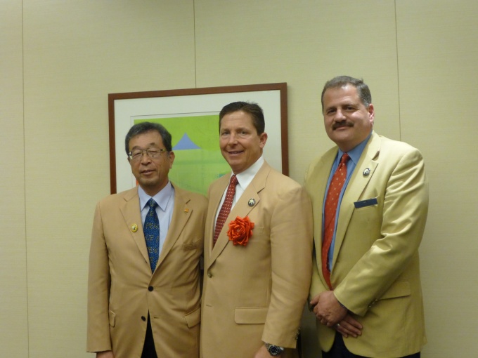 会見を行った同社代表取締役社長の三津川 一成氏(左)国際本部CEOのRick Davidson氏(中央)