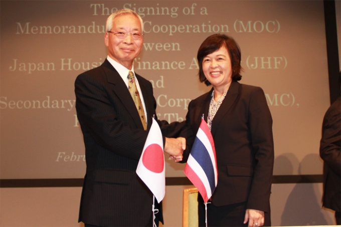 覚書を締結した住宅金融支援機構理事長の宍戸信哉理事長(左)とタイ王国SMC総裁のポーンニパ・ハチャイナプーム氏(右)