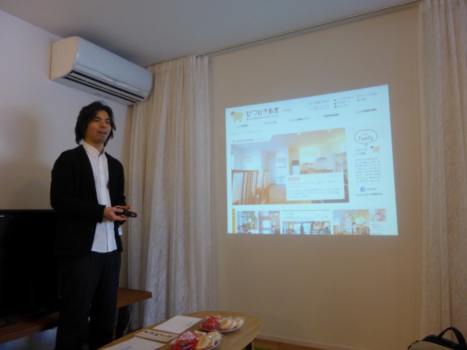 「『顔を合わせたら楽しくなる』という点が、シェア住居の最大の魅力となっている」などと、来場者にシェア住居について語る北川氏