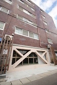 築100年を目指して、1階に設置された耐震プレース