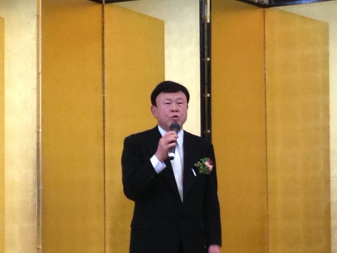 出席者に感謝の意を述べる堤氏