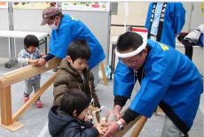 同社は「カンナがけ」と「間伐材のキーホルダーづくり」の2つを実施