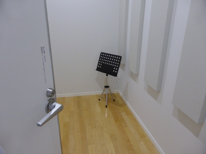 24時間演奏が可能な音楽練習室(7平方メートル)。全室にアップライトピアノを設置する予定