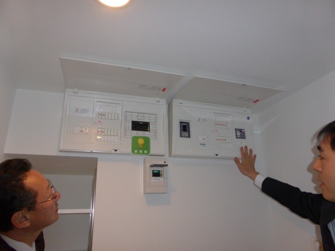住戸では、非常用電源への切り替えスイッチを手動で切り替えると、非常用回線をリビング、キッチン、寝室などの専用コンセントを通じて電気を利用できる