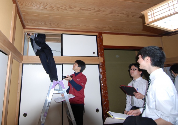 小屋裏や床下なども点検口から覗き込む形でインスペクションを行なった