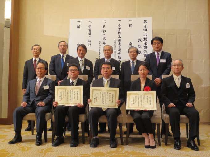 左下から木村理事長、大水氏代理の知念氏(学芸出版社)、根本氏、馬場氏代理の塩津氏(オープン・エー)、青山選考委員座長