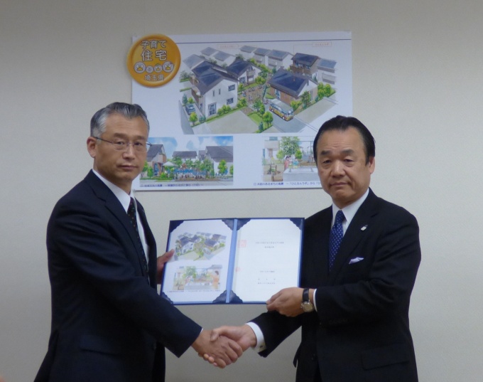 締結式の様子。埼玉県都市整備部長・南沢郁一郎氏(左)と積水ハウス埼玉営業本部長・新井冨士夫氏(右)