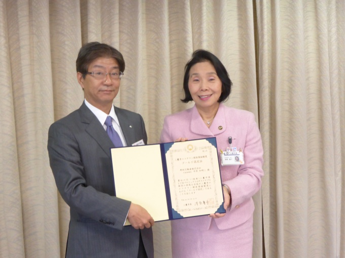 清原市長(写真右)から、野村不動産の宮嶋氏(写真左)に認定証が手渡された
