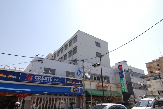 建物外観。1階は店舗が入居し、2階以上が社員寮だった
