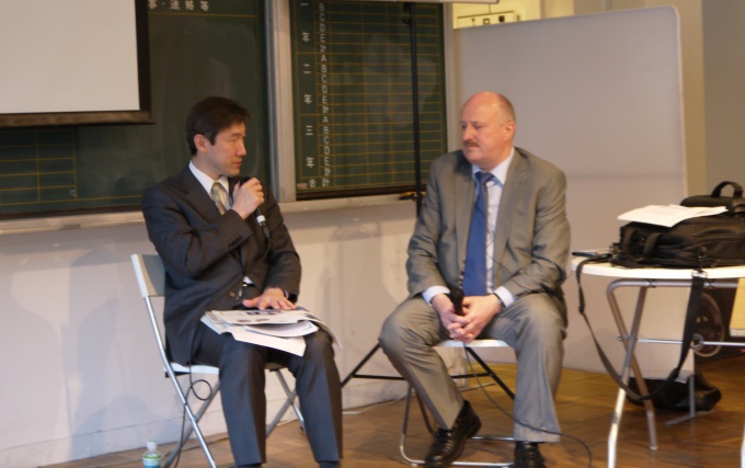 国土交通省宅局住宅政策課長の坂根工博氏(写真左)と日独の共通課題やその対処などについて意見を交換した