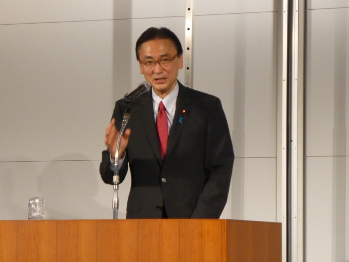「各省庁との連携を図り、5月中旬をめどに国土強靭化基本計画を具体化していく」などと挨拶した古屋国土強靭化担当大臣