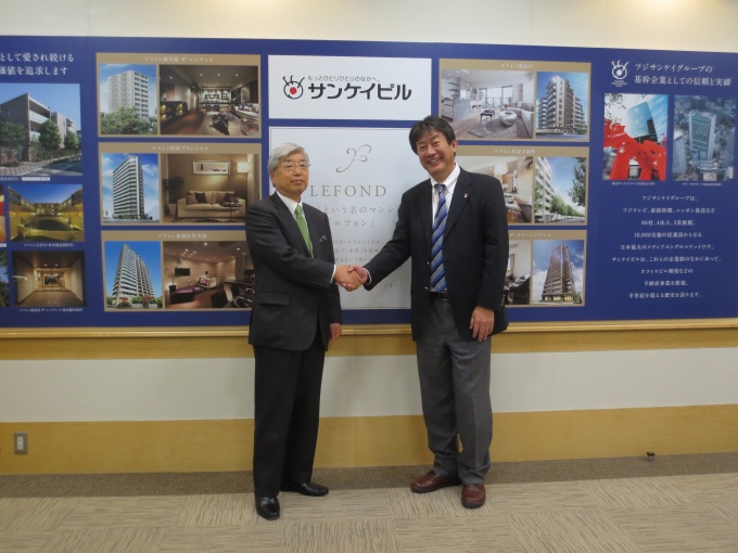 飯島社長(左)とミキハウス子育て総研の藤田社長(右)