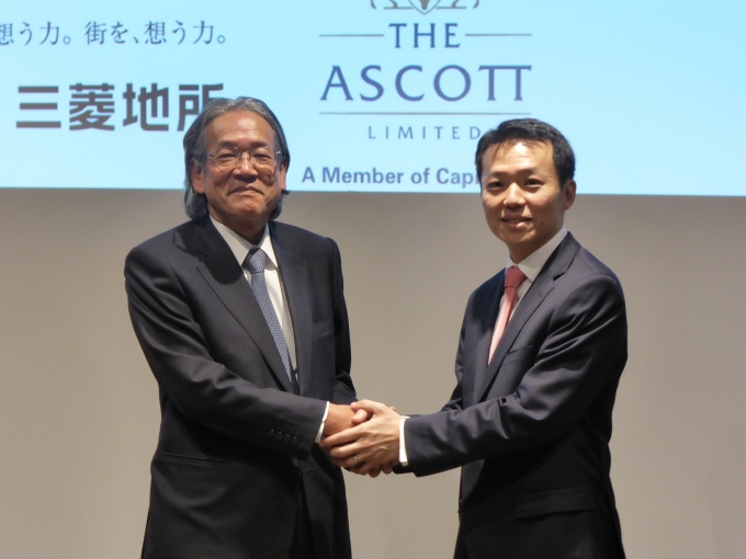 サービスアパートメントの運営事業者・アスコット社最高経営責任者リー・チー・クン(写真右)と握手を交わす杉山氏(写真左)