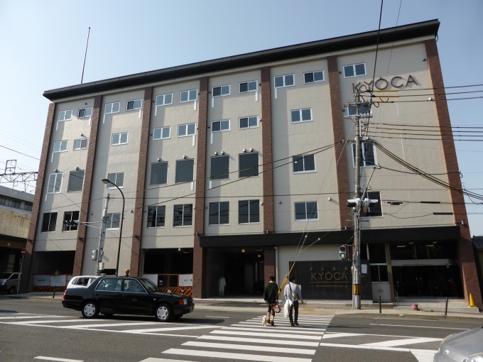 複合ビル「KYOCA」外観。築年数が経過した味わいはそのまま生かし、「KYOCA」というロゴをアクセントにしている