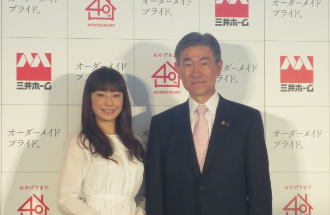 CM発表会の様子。菅野さん(左)と市川社長(右)