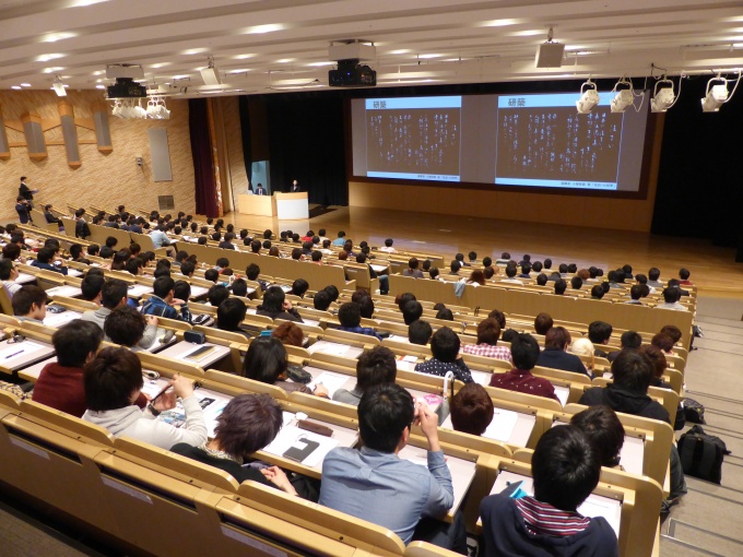 約300人の学生を前に講演した