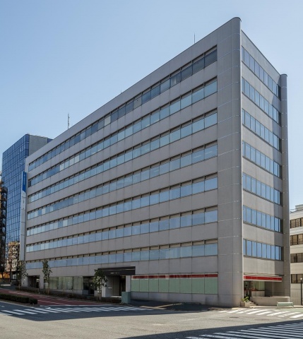 今回底地を取得した「新宿6丁目ビル」。将来的な一体再開発も視野に入れる