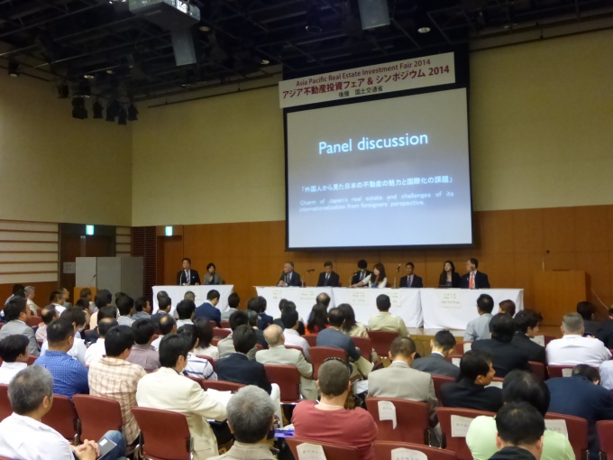 パネルディスカッションの様子。各国の代表から、日本の不動産の魅力や課題が指摘された