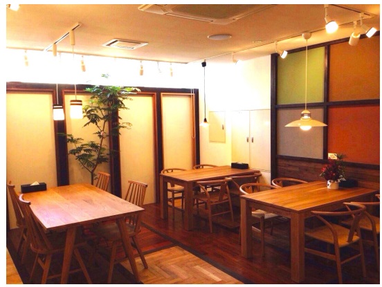 名古屋ショールーム。天然無垢フローリングや珪藻土壁などのサンプルを展示している