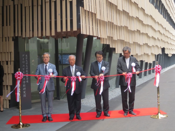 テープカットのようす。左から東京大学大学院情報学環・坂村教授、大和ハウス工業・樋口会長、同大学大学院情報学環・須藤学環長、同大学大学院工学系研究科・隈教授