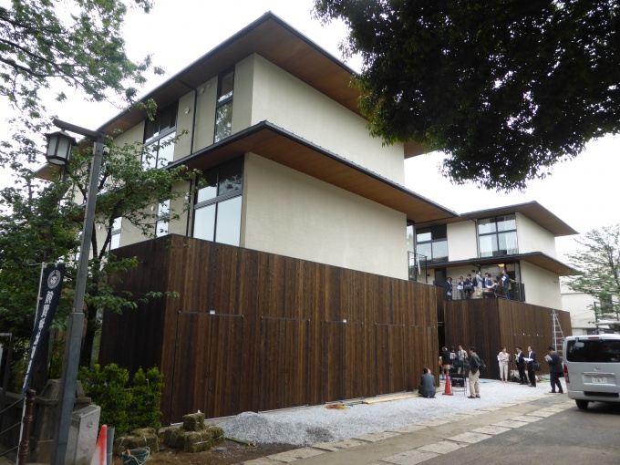 「須賀の杜 hare terrace」外観。木材を使用した外構、庇の長い屋根など、神社の境内にある住宅としてマッチングするつくりに