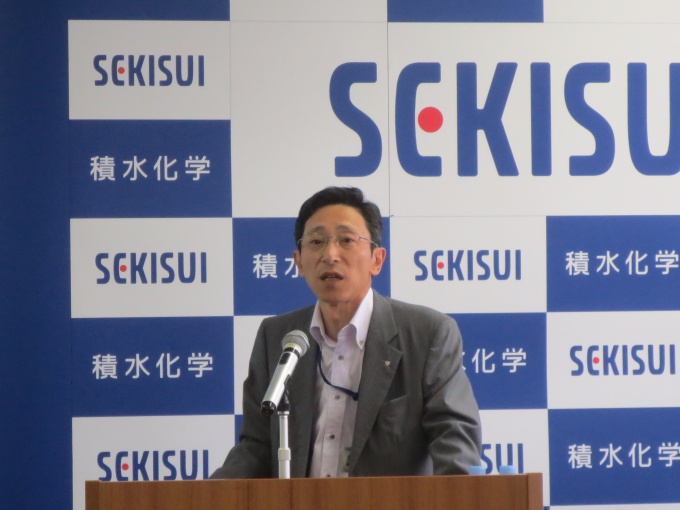 「“不燃性ポリウレタン”は中期経営計画の成長エンジンの一つと位置付けている」と話す同カンパニー購買部長・與倉克久氏