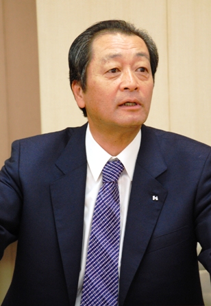 「サービス関連事業をどれだけ伸ばせるか、単独でしっかり利益を上げられる体制づくりができるかが、新中計の必須課題になる」と抱負を述べる辻社長