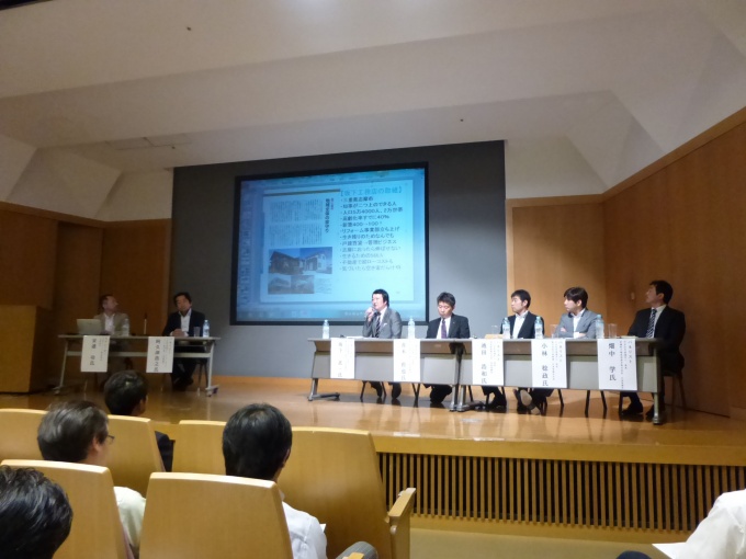 パネルディスカッションの様子。宅建事業者と工務店が手を結び、ワンストップ体制を整備することの重要性について語られた